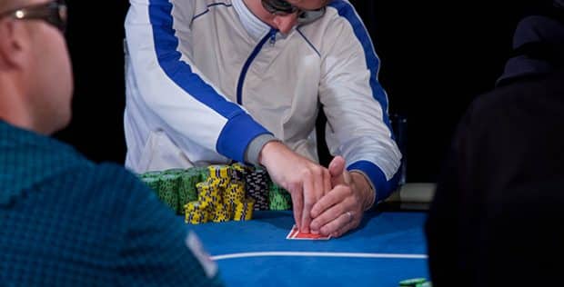 Casino-Player-Bluffing-620x316.jpg